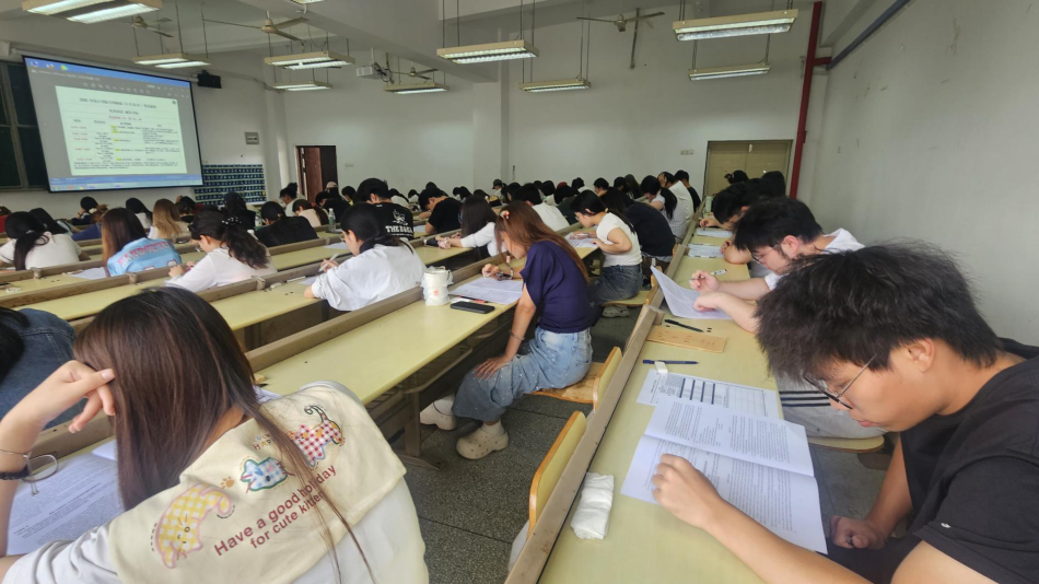 【院系动态】以考促学强基础，全真模拟备专四——我院成功举办2026年英语专业四级模拟考试